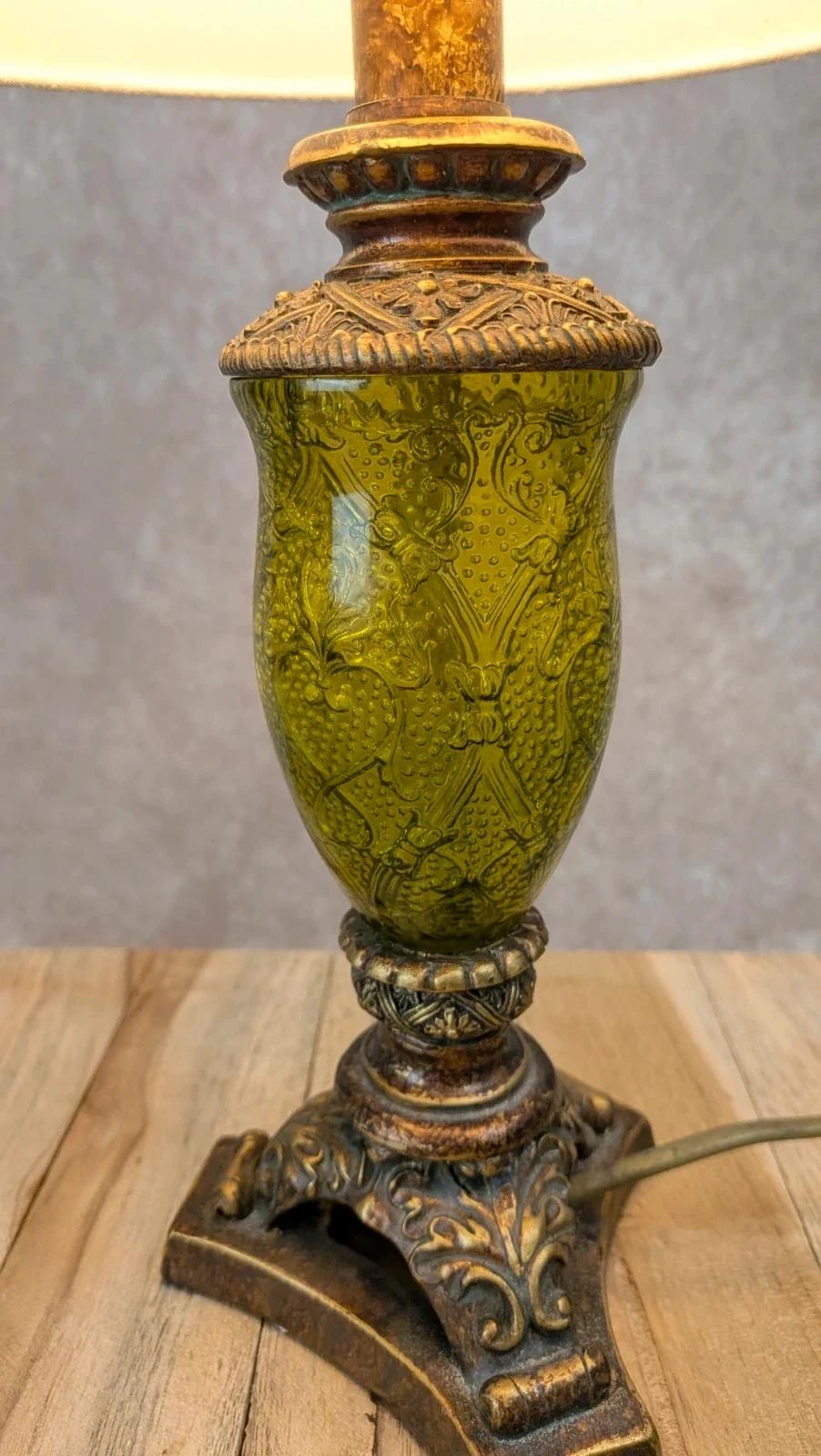 Lampe vintage pied imitation bronze & verre vert relief style ancien – photo 2